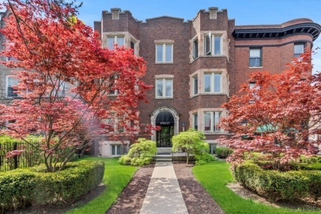 2757 W Logan Blvd in Chicago, IL - Building Photo