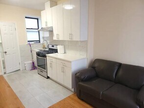24 E 7th St in New York, NY - Building Photo - Building Photo