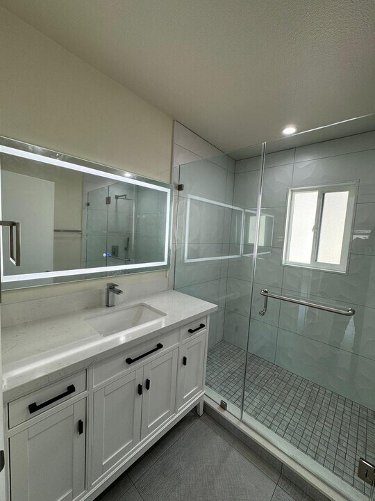 582 W Huntington Dr in Arcadia, CA - Building Photo