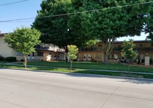 Maplewood Townhomes in Oshkosh, WI - Building Photo - Building Photo