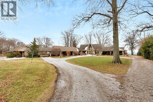 1275 Seacliff Dr in Kingsville, ON - Building Photo