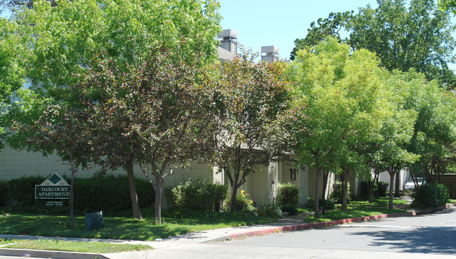 Oakcourt Apartments in Santa Rosa, CA - Foto de edificio - Building Photo