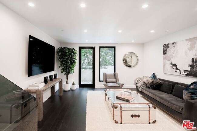 724 Croft Ave in Los Angeles, CA - Building Photo - Building Photo