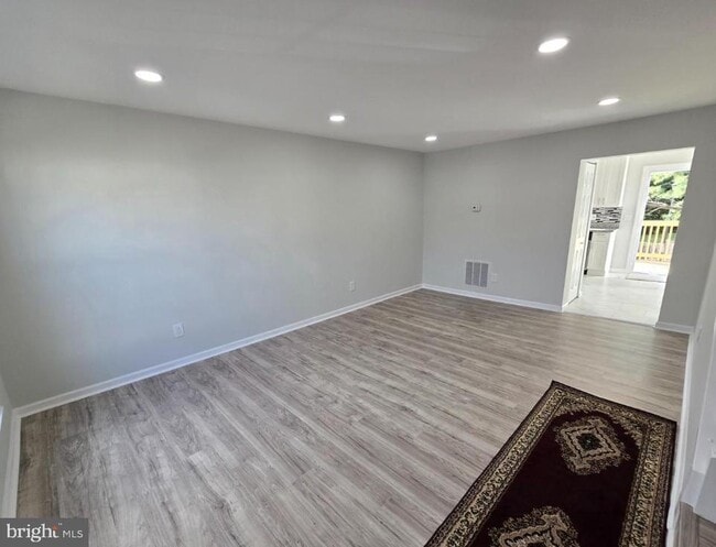 6119 Bristol Way in Alexandria, VA - Foto de edificio - Building Photo