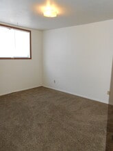1007 13th Ave W, Unit 4 in Williston, ND - Building Photo - Building Photo