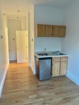 1077 Beacon St, Unit 6 in Brookline, MA - Building Photo