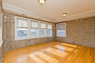 3040 W Diversey Ave, Unit 2S in Chicago, IL - Foto de edificio - Building Photo