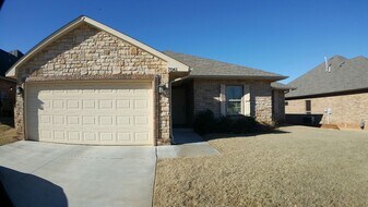 7041 Cherokee Crossing West in Warr Acres, OK - Building Photo
