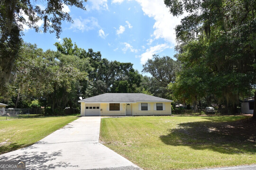 102 Yorktown Rd in St. Marys, GA - Building Photo
