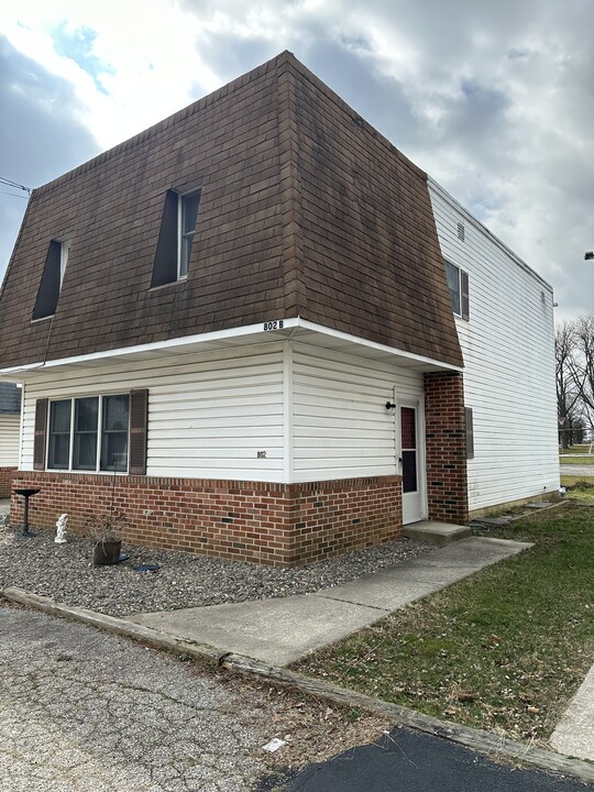 802 W Oak Ln in Glenolden, PA - Building Photo