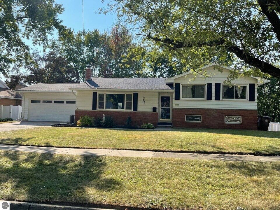 197 Westview Dr in Alma, MI - Building Photo