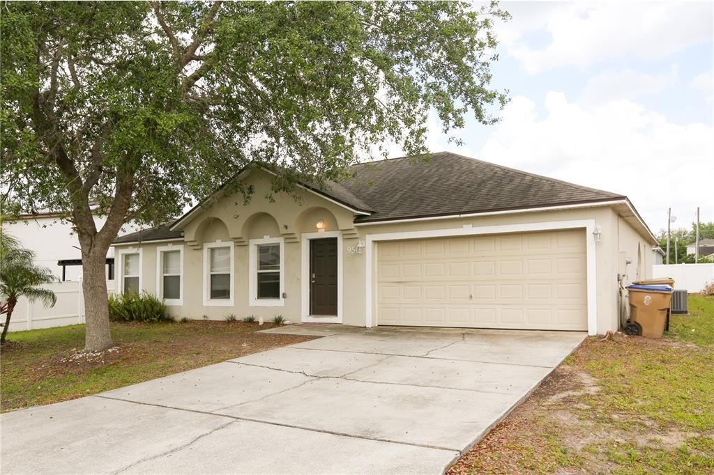 956 Gascony Ct in Kissimmee, FL - Foto de edificio