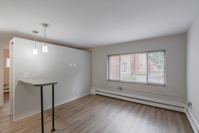 Walnut Manor Apartments in Royal Oak, MI - Building Photo - Interior Photo