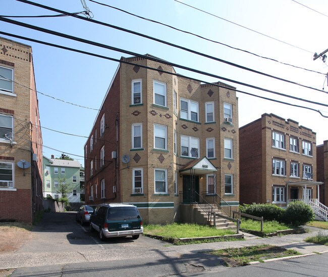 625 W Main St in New Britain, CT - Foto de edificio - Building Photo