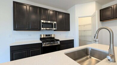 102 Henderson St in Oswego, IL - Building Photo - Building Photo