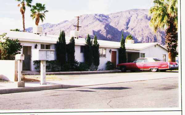 685 E Cottonwood Rd in Palm Springs, CA - Building Photo - Building Photo