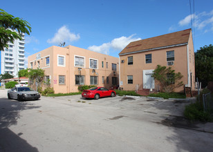 405-411 NW 37th St in Miami, FL - Building Photo - Building Photo