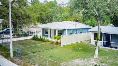 325 11th Ave E in Bradenton, FL - Foto de edificio - Building Photo