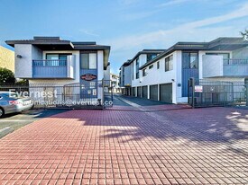 3215 Midway Dr in San Diego, CA - Building Photo