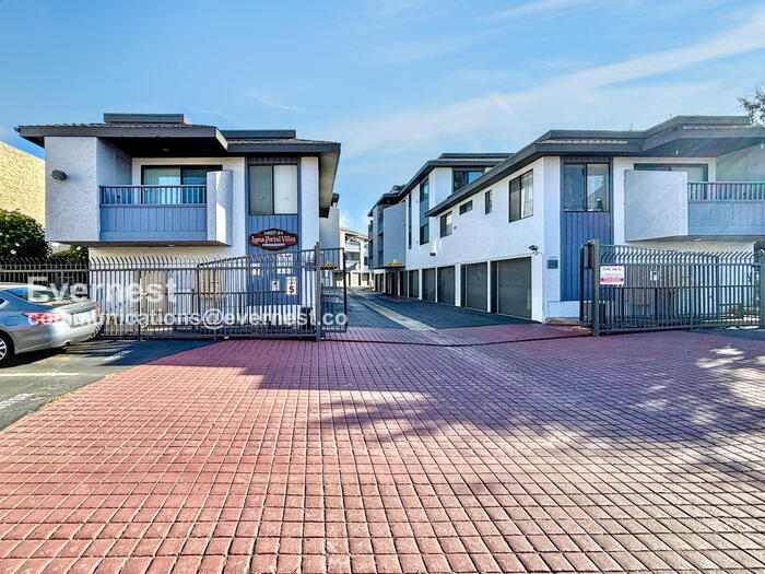 3215 Midway Dr in San Diego, CA - Building Photo