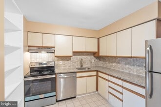 2 Avon Dr, Unit E in East Windsor, NJ - Building Photo - Building Photo