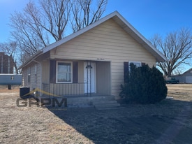 111 W 6th Ave in South Hutchinson, KS - Building Photo