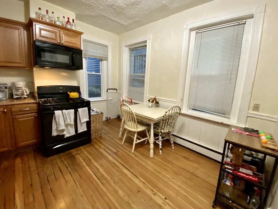 11 Euston St, Unit 2 in Brookline, MA - Building Photo