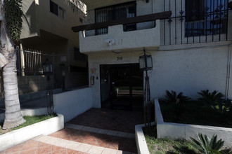 Villa Granada Apartments in Los Angeles, CA - Building Photo - Building Photo