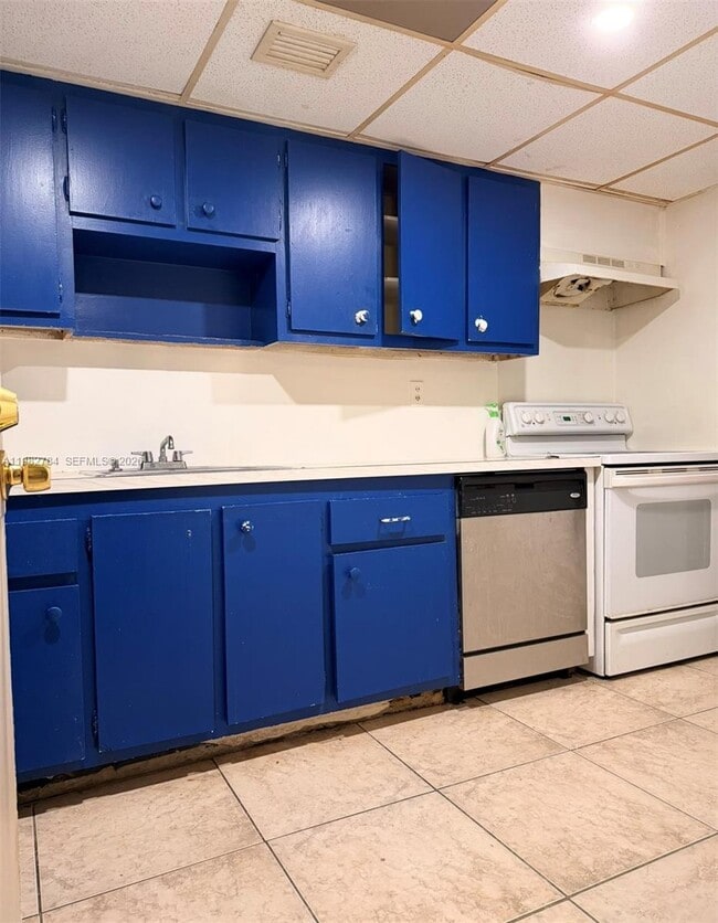 1805 Sans Souci Blvd in North Miami, FL - Foto de edificio - Building Photo