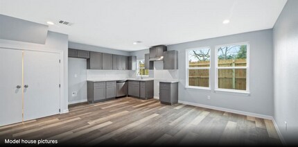 8218 Crestview Dr in Houston, TX - Building Photo - Building Photo