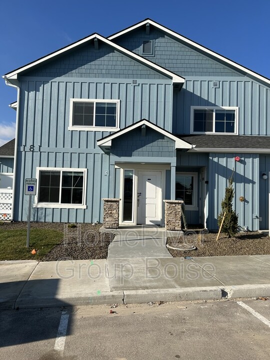 225 S Roaming Ln in Kuna, ID - Building Photo