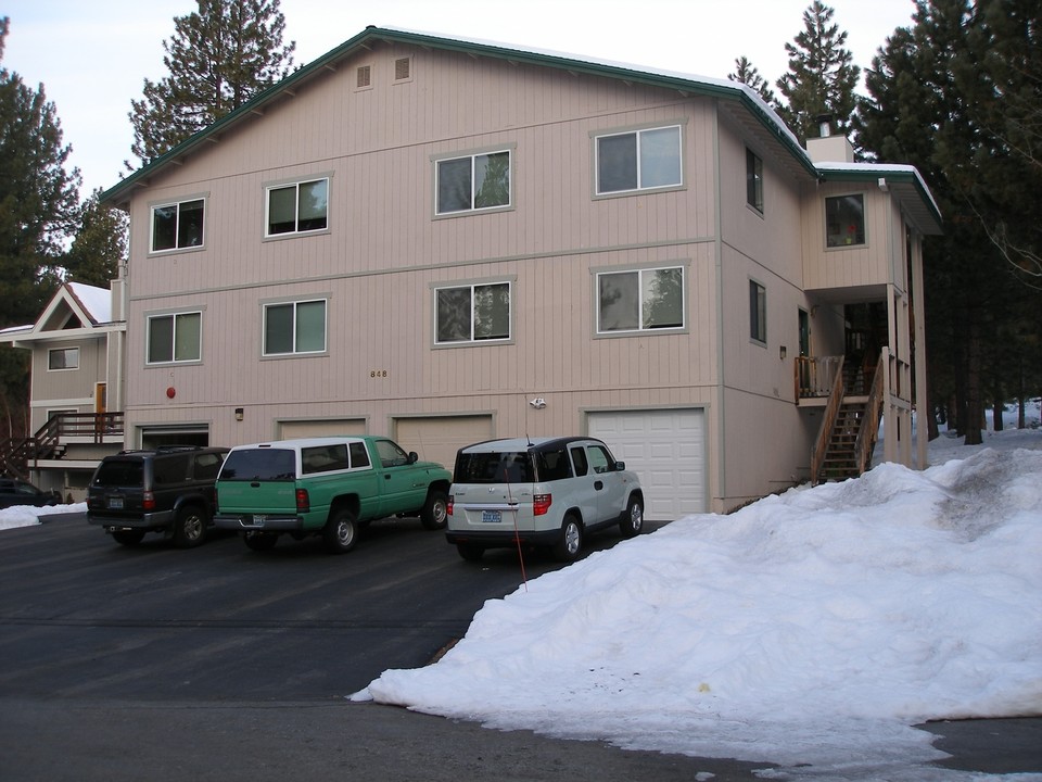 Incline Village Fourplex in Incline Village, NV - Foto de edificio