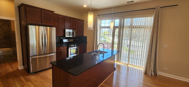 6425 W Touhy Ave in Chicago, IL - Building Photo - Building Photo