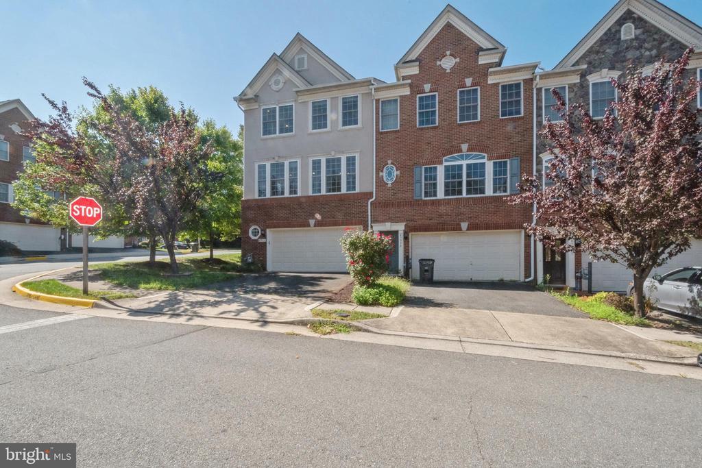 47581 Royal Burnham Terrace in Sterling, VA - Building Photo