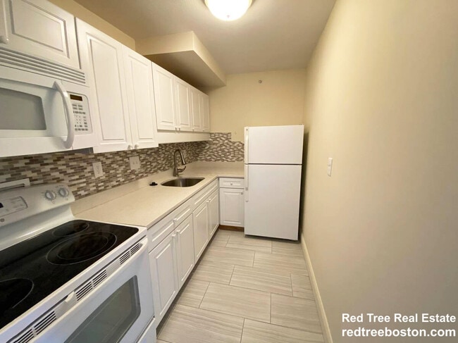 75 Monmouth St, Unit 101-308 in Brookline, MA - Building Photo - Building Photo