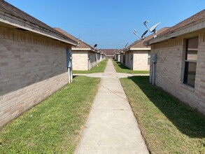 1007 Cedarwood Dr, Unit 4 in Rio Grande City, TX - Foto de edificio - Building Photo