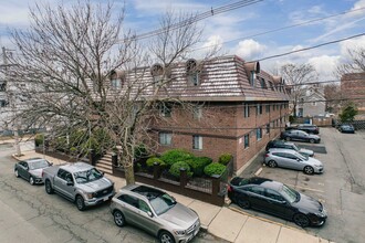 84 Grant St in Somerville, MA - Foto de edificio - Building Photo