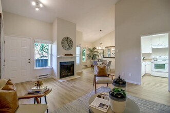 915 Apricot Ave in Campbell, CA - Building Photo - Building Photo