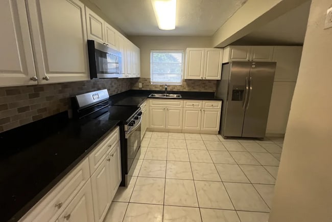 1533 NW 41st Ct in Oakland Park, FL - Foto de edificio - Building Photo