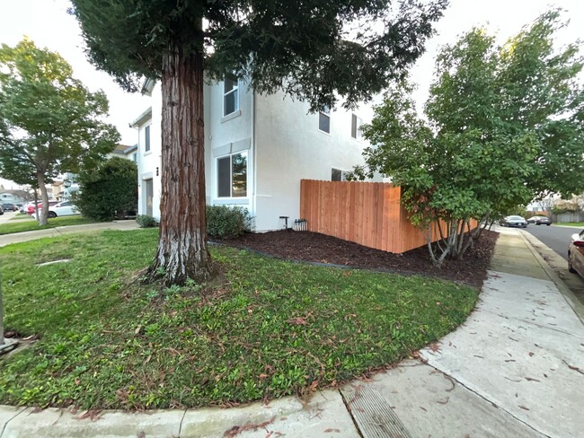 5915 Deepdale Way in Elk Grove, CA - Building Photo - Building Photo