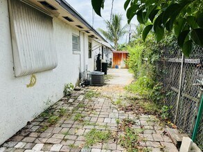 3893 Allison Ct in Lake Worth Beach, FL - Building Photo - Building Photo