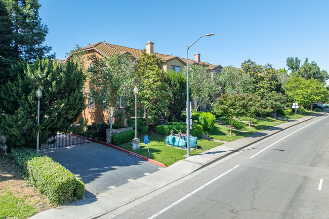 Astoria in Sacramento, CA - Foto de edificio - Building Photo