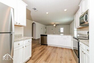 329 Sunnymeade Ln in Jarrell, TX - Building Photo - Building Photo