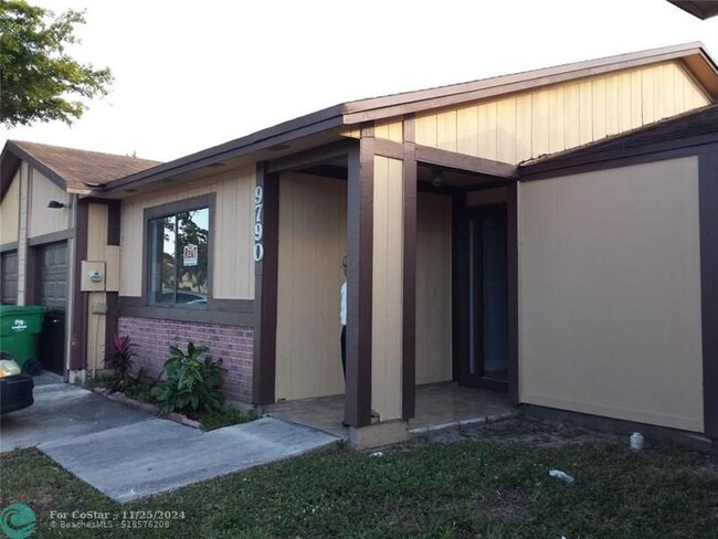 9790 W Elm Ln in Miramar, FL - Building Photo - Building Photo