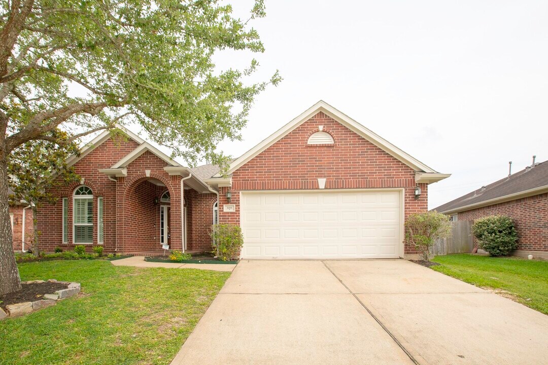 3006 Reindeer Crescent in Missouri City, TX - Foto de edificio