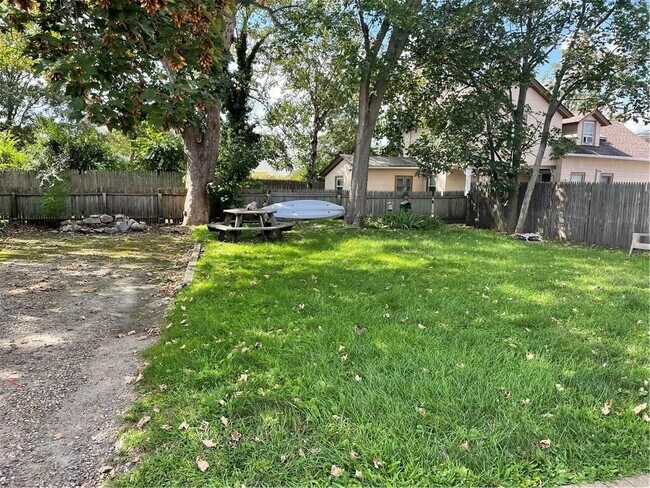 37 Castle St in East Greenwich, RI - Foto de edificio - Building Photo