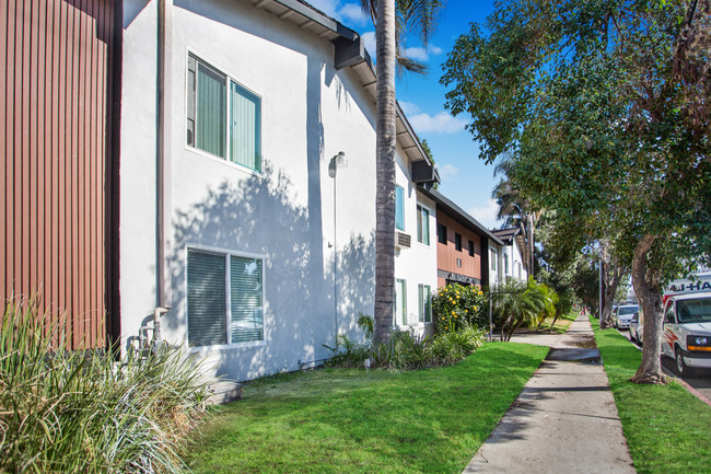 Park Place at Saticoy in Van Nuys, CA - Foto de edificio - Building Photo