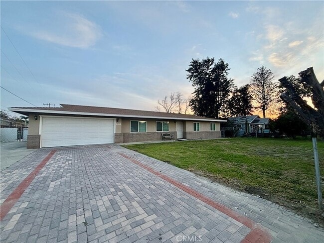 property at 1795 E Victoria Ave