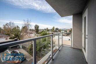 11405-11405 Chandler Blvd in Los Angeles, CA - Building Photo - Building Photo