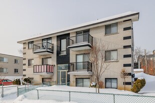 660 Laval Boul in Laval, QC - Building Photo